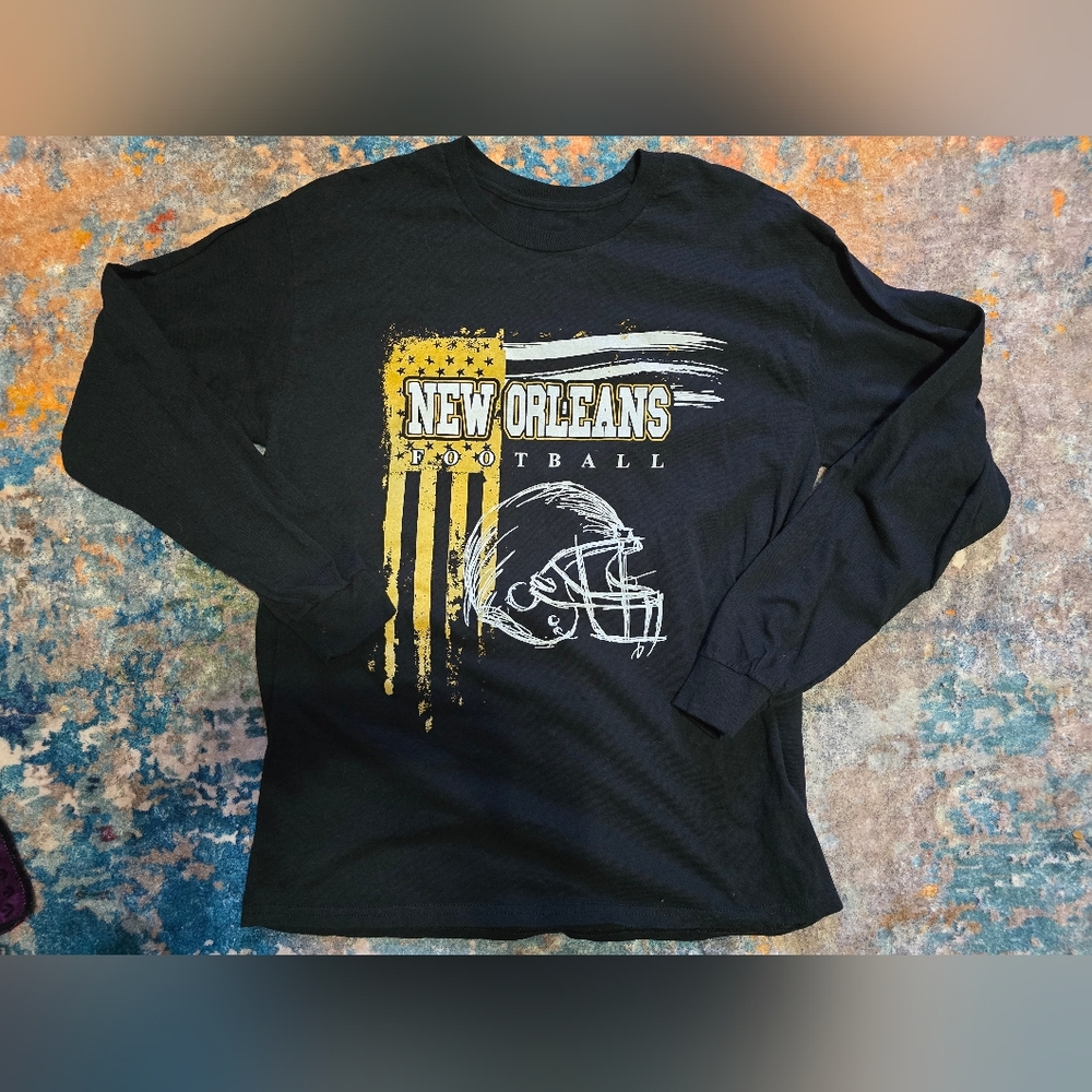 New Orleans Football Helmet Graphic Tee, Est. Size L
